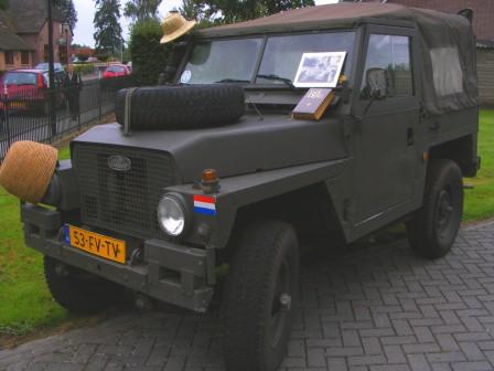 de fameuze jeep bij de ingang van de kerk